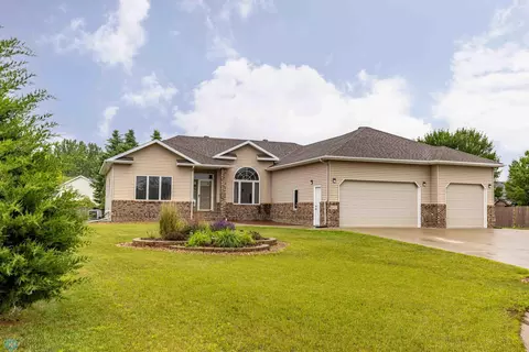 1922 33rd St S, Moorhead, MN 56560