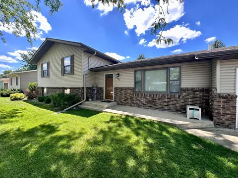 1002 Woodfern Dr, Marshall, MN 56258
