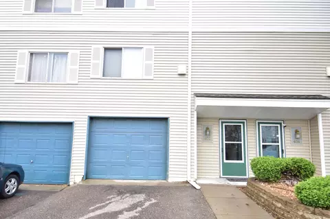 402 Dorland Dr S, Maplewood, MN 55119