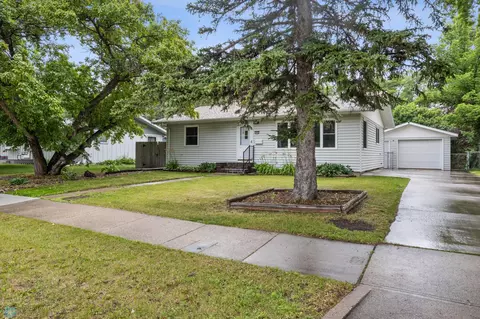 2906 10th St N, Fargo, ND 58102
