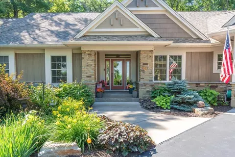 483 Meadow Ridge Ln, Hudson, WI 54016