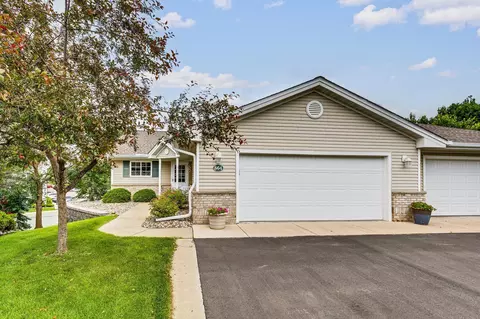 864 Woodland Ct, Mahtomedi, MN 55115