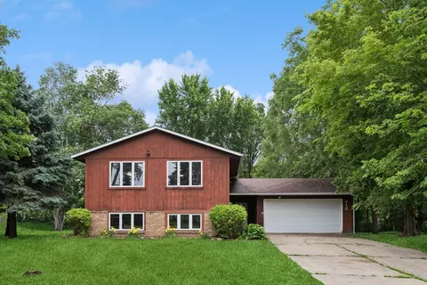 812 Ivanhoe Dr, Northfield, MN 55057