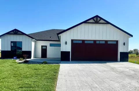215 Emma Ct, Mapleton, ND 58059