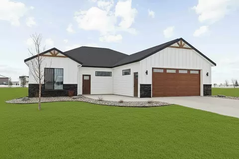 215 Emma Ct, Mapleton, ND 58059