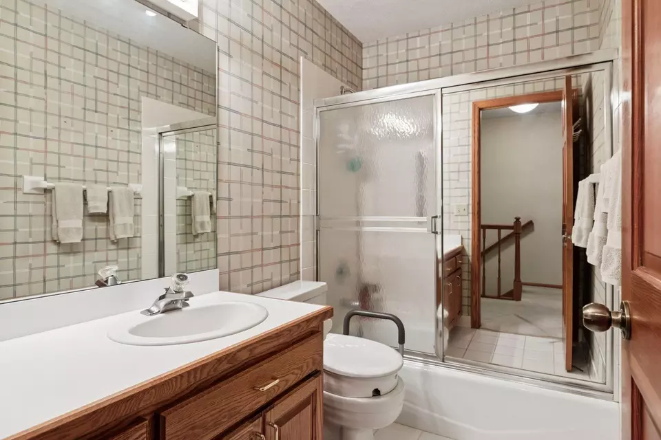 Bath - 1890 Partridge Cir, Excelsior, MN 55331 photo 5 of 6