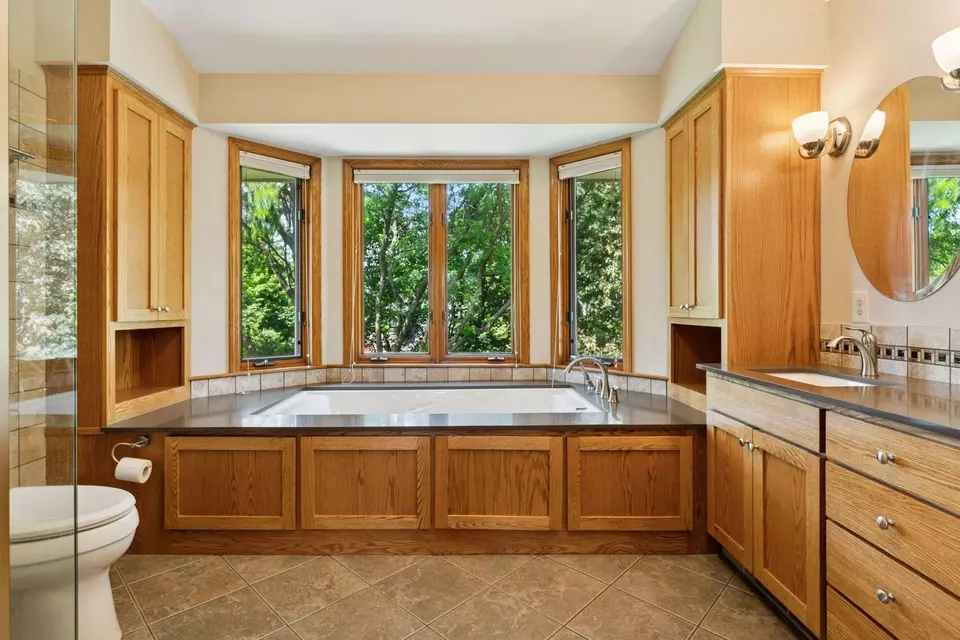 Bath - 1890 Partridge Cir, Excelsior, MN 55331 photo 3 of 6