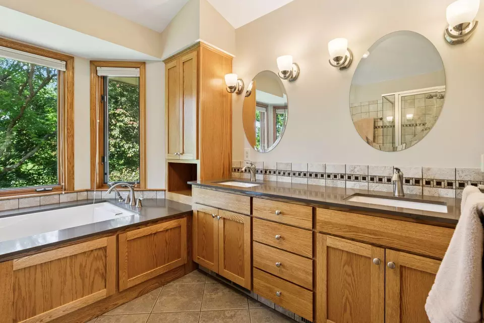 Bath - 1890 Partridge Cir, Excelsior, MN 55331 photo 2 of 6