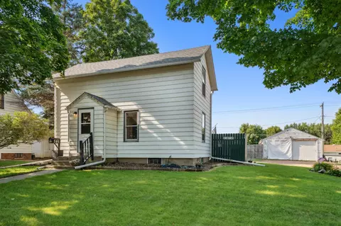 1715 10th St E, Glencoe, MN 55336