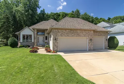 418 Oak Creek Dr S, Vadnais Heights, MN 55127