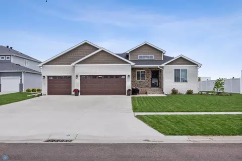 2548 Golden Valley Pkwy S, Fargo, ND 58104