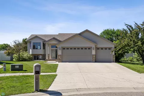 741 Wyndemere Dr, West Fargo, ND 58078