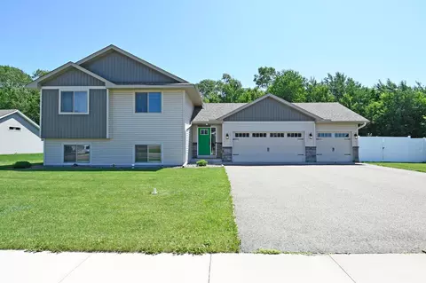 38391 Hunters Ridge Trl, North Branch, MN 55056