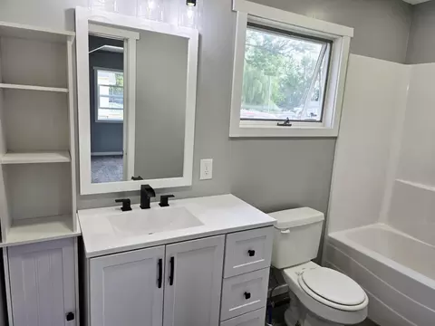 Bath - 1204 10th St NE, Austin, MN 55912 photo 2 of 4
