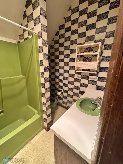 Bath - 214 7th St, Hatton, ND 58240 photo 8 of 8