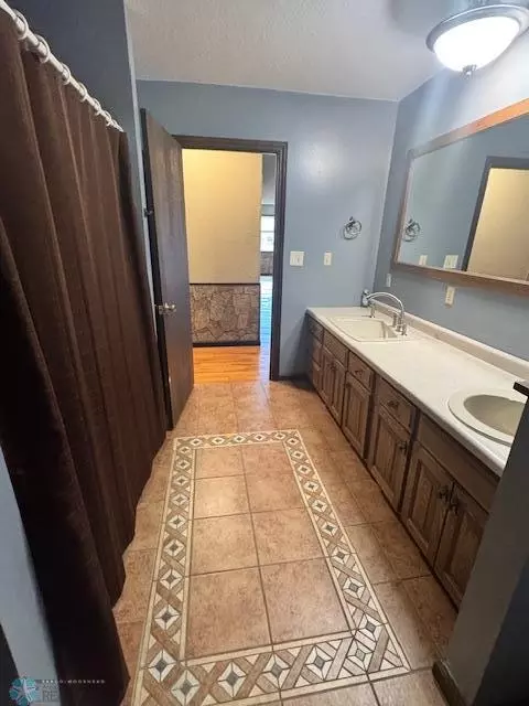 Bath - 214 7th St, Hatton, ND 58240 photo 2 of 8
