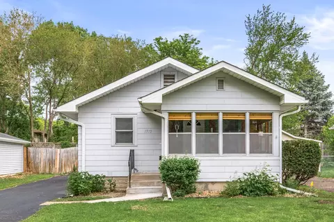 1712 Carl St, Lauderdale, MN 55113