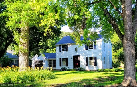 905 Carver St N, Winthrop, MN 55396