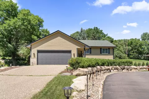 8508 Park Knoll Cir, Bloomington, MN 55438