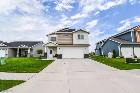 412 Hampton Dr W, Moorhead, MN 56560