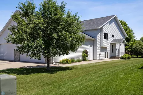 2812 Wheatland Dr S, Fargo, ND 58103