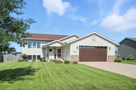 2040 Harbour Oak Dr SE, Owatonna, MN 55060