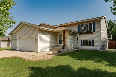 2 Lillie Ln SE, Pine Island, MN 55963