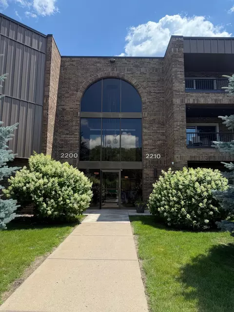 2210 Midland Grove Rd #207, Roseville, MN 55113
