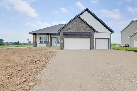 909 Acorn Ct, Hudson, WI 54016