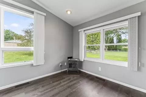 Living - 2100 10th St SW, Austin, MN 55912 photo 5 of 9