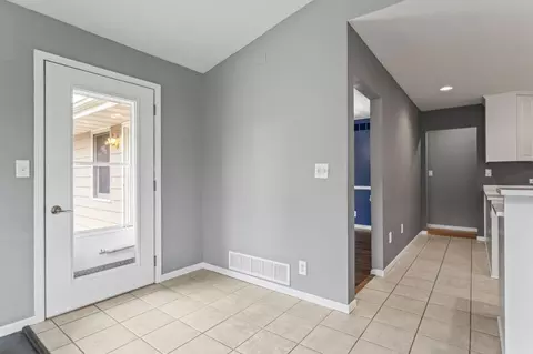 Entry Way - 2100 10th St SW, Austin, MN 55912 photo 1 of 3