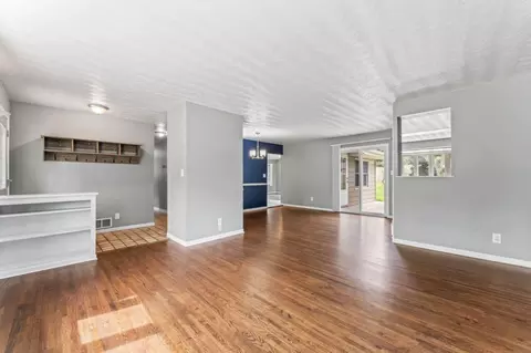 Living - 2100 10th St SW, Austin, MN 55912 photo 8 of 9