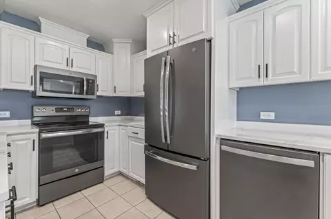 Kitchen - 2100 10th St SW, Austin, MN 55912 photo 2 of 4