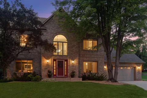 2215 Stone Creek Ln E, Chanhassen, MN 55317