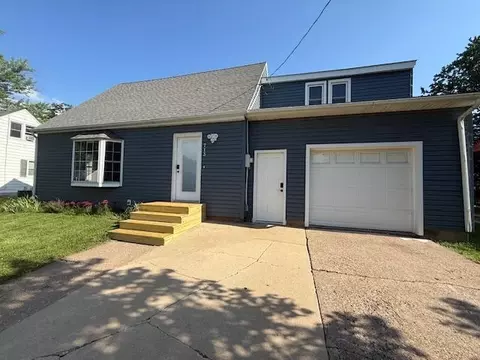 713 Grove St E, Caledonia, MN 55921