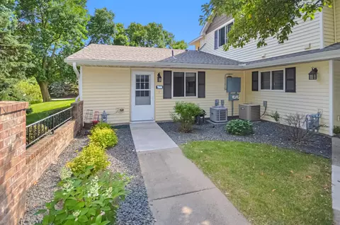 7666 13th St N, Oakdale, MN 55128
