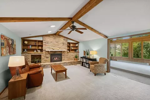 1806 Aglen St, Roseville, MN 55113