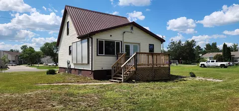 1402 3rd St NE, Staples, MN 56479
