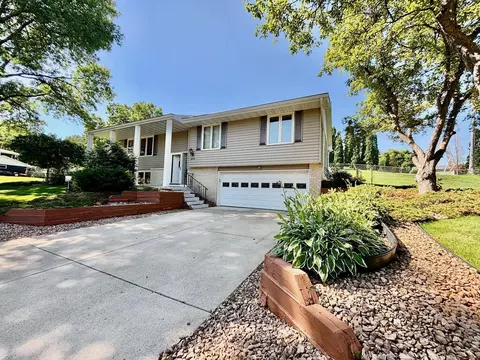 2515 River Hills Dr, Burnsville, MN 55337