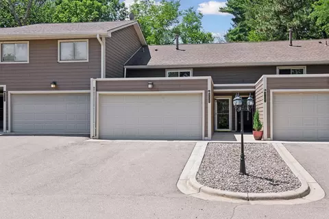 9556 Trail East Rd, Bloomington, MN 55420