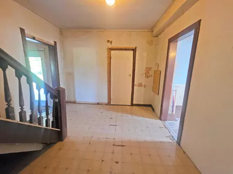 Entry Way - 2001 Shilhon Rd, Duluth, MN 55804 photo 2 of 4