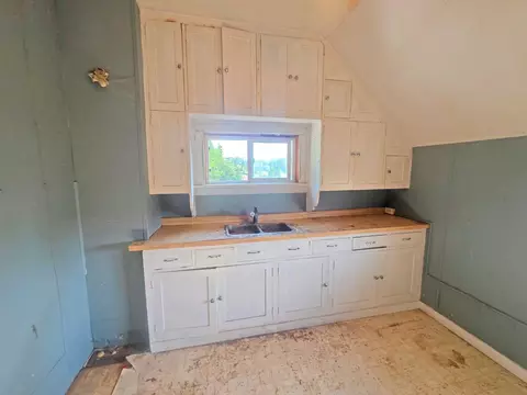 Kitchen - 2001 Shilhon Rd, Duluth, MN 55804 photo 2 of 2