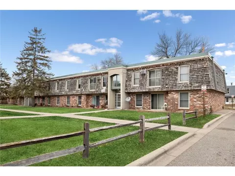 900 9th Ave S #8, Hopkins, MN 55343
