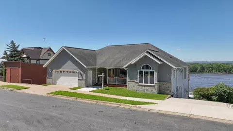 106 S 2nd St, Alma, WI 54610