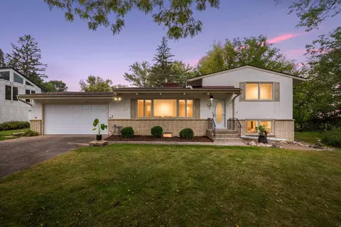 955 Woodhill Dr, Roseville, MN 55113