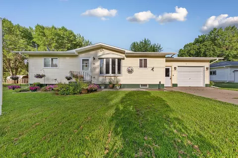 420 Mallory St N, Waterville, MN 56096