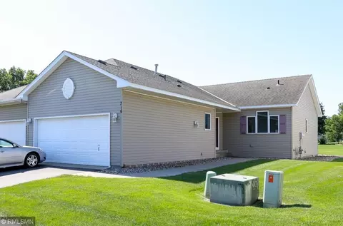 716 Regent Dr, Shakopee, MN 55379