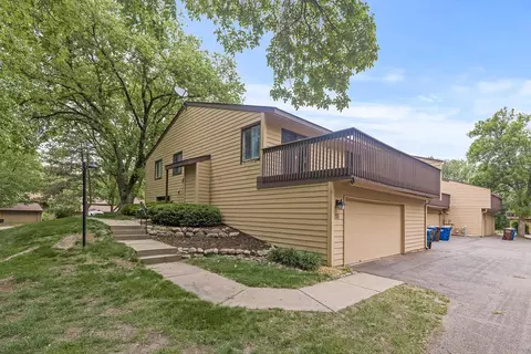 135 W Eagle Lake Dr, Maple Grove, MN 55369