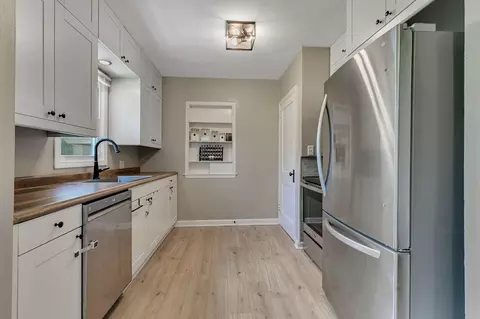 Kitchen - 2604 Clearwater Rd, Saint Cloud, MN 56301 photo 3 of 4