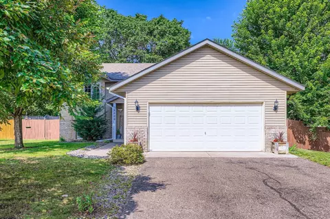 38606 Glacier Dr, North Branch, MN 55056